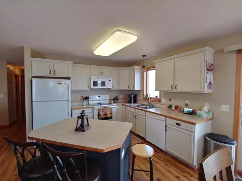 7730 Spruce Pl, Bismarck, ND 58504 photo 2
