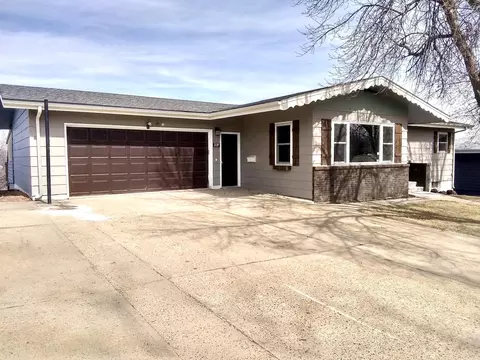 237 7th St E, Dickinson, ND 58601 photo 2