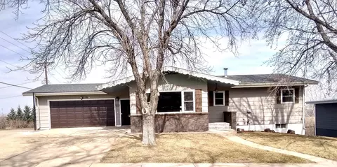 237 7th St E, Dickinson, ND 58601 photo 1