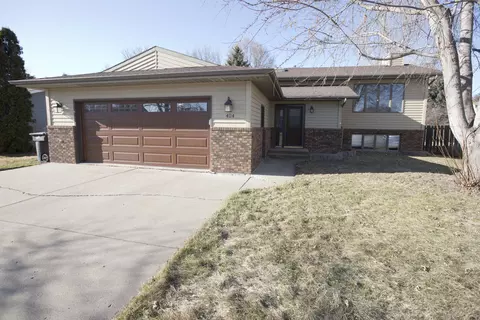 424 E Wachter Ave, Bismarck, ND 58504 photo 1