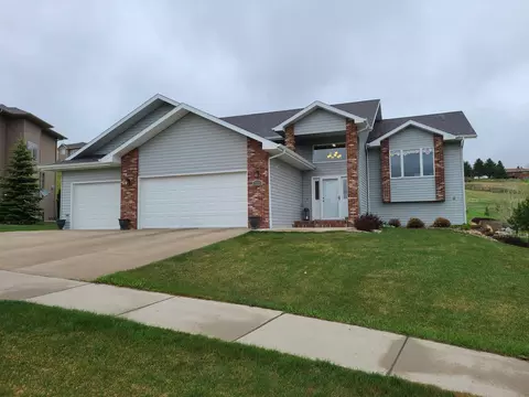 3629 Daytona Dr, Bismarck, ND 58503 photo 2