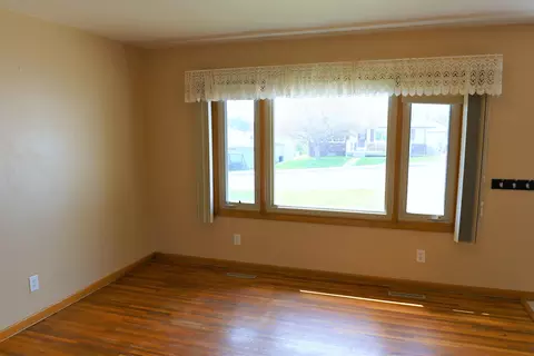 802 Tower Pl, Mandan, ND 58554 photo 4