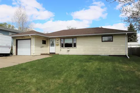 802 Tower Pl, Mandan, ND 58554 photo 1