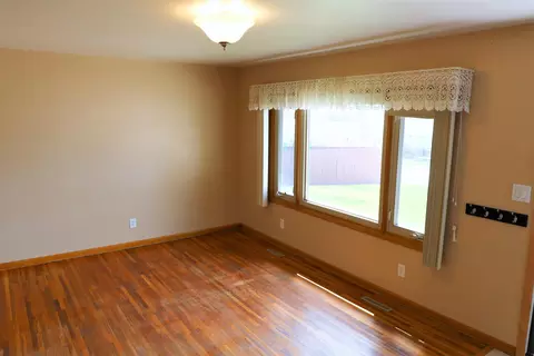 802 Tower Pl, Mandan, ND 58554 photo 3