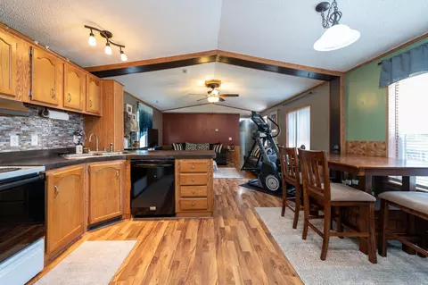 206 Deer St E, Mandan, ND 58554 photo 2