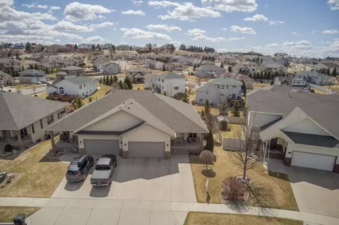 3313 Thunderbird Ln, Bismarck, ND 58503 photo 2