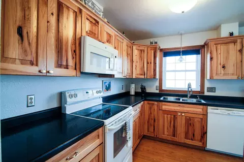 1012 Cherry Ln, Beulah, ND 58523 photo 4