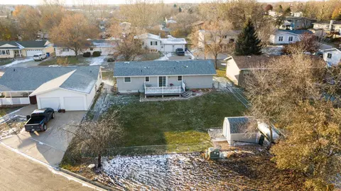 1012 Cherry Ln, Beulah, ND 58523 photo 2