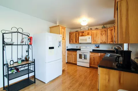 1012 Cherry Ln, Beulah, ND 58523 photo 3