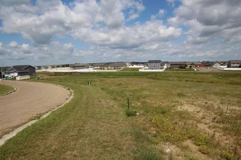502 Cobblestone Loop SW, Mandan, ND 58554 photo 4