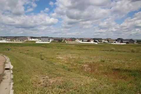 500 Cobblestone Loop SW, Mandan, ND 58554 photo 2