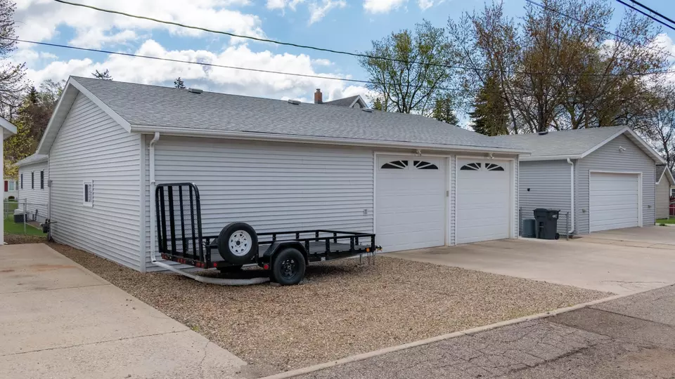  609 6th Ave NW, Mandan, ND 58554 photo 2