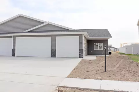 307 Irvine Loop, Bismarck, ND 58504 photo 1