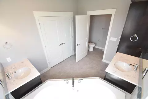 910 Select Ln, Bismarck, ND 58503 photo 18