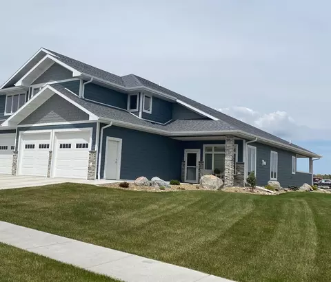 910 Select Ln, Bismarck, ND 58503 photo 3