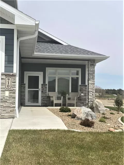 910 Select Ln, Bismarck, ND 58503 photo 4