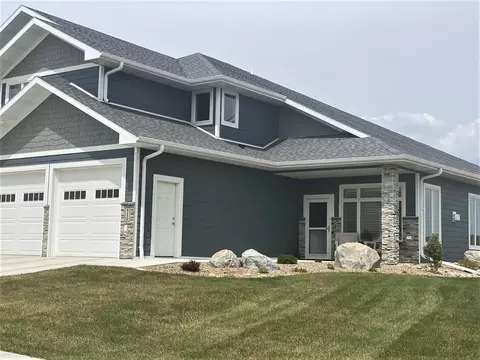 910 Select Ln, Bismarck, ND 58503 photo 2