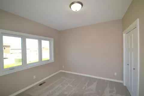 311 Buckskin Loop, Bismarck, ND 58503 photo 4