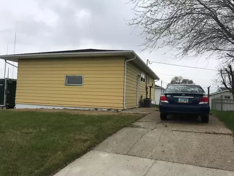 913 Collins Ave, Mandan, ND 58554 photo 2