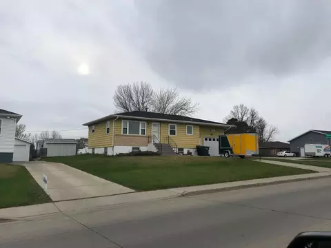 913 Collins Ave, Mandan, ND 58554 photo 1