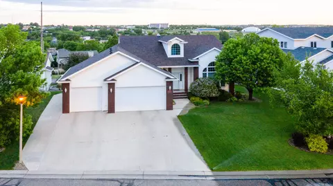 1902 Harding Pl, Bismarck, ND 58501 photo 1