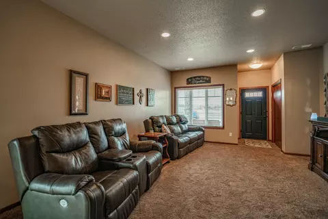 1139 Santa Fe Ave, Bismarck, ND 58504 photo 3