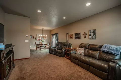 1139 Santa Fe Ave, Bismarck, ND 58504 photo 4