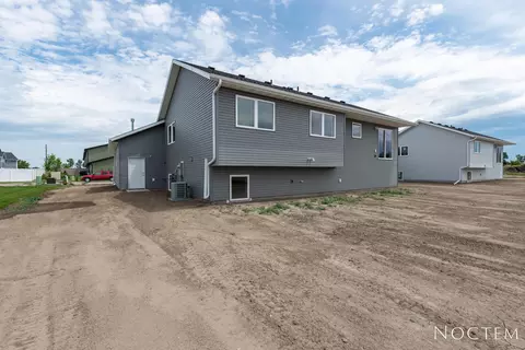 3918 Leighton Dr, Bismarck, ND 58504 photo 18