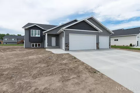 3918 Leighton Dr, Bismarck, ND 58504 photo 1