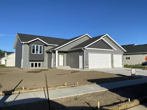 3918 Leighton Dr, Bismarck, ND 58504 photo 9