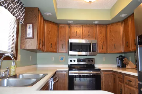 219 Sheila Dr, Beulah, ND 58523 photo 4