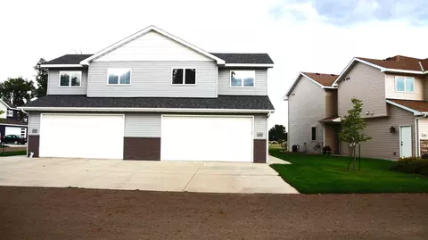 2452 Waterpark Loop SE, Mandan, ND 58554 photo 1