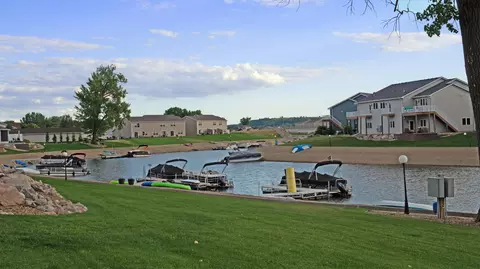 2452 Waterpark Loop SE, Mandan, ND 58554 photo 7