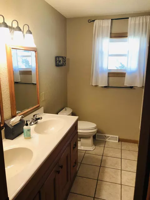 712 29th St, Bismarck, ND 58501 photo 7