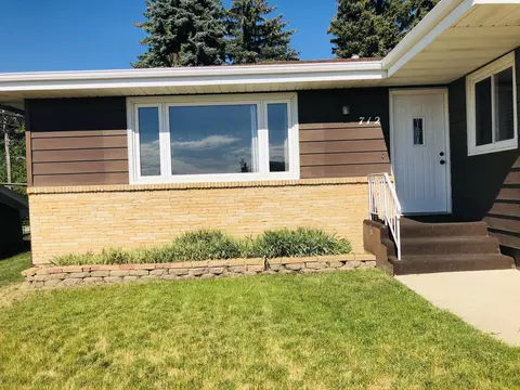 712 29th St, Bismarck, ND 58501 photo 3