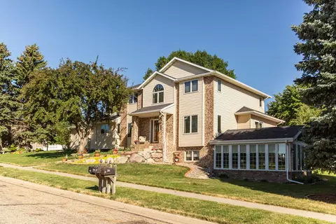 608 Juniper Dr, Bismarck, ND 58503 photo 2