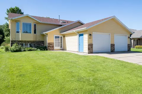 1007 20th St SE, Mandan, ND 58554 photo 1