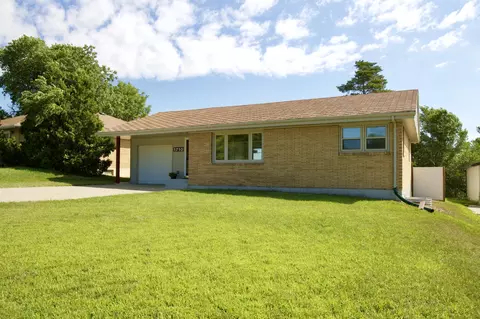 1710 Sunset Dr NW, Mandan, ND 58554 photo 1