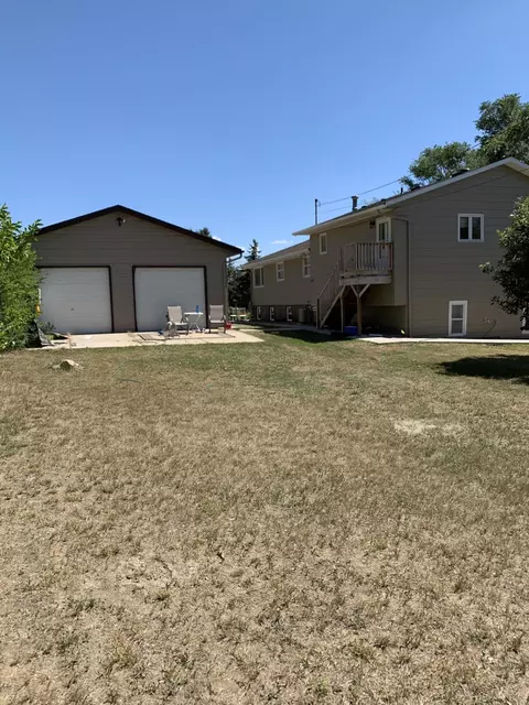 305 6th Ave NE, Mandan, ND 58554 photo 2