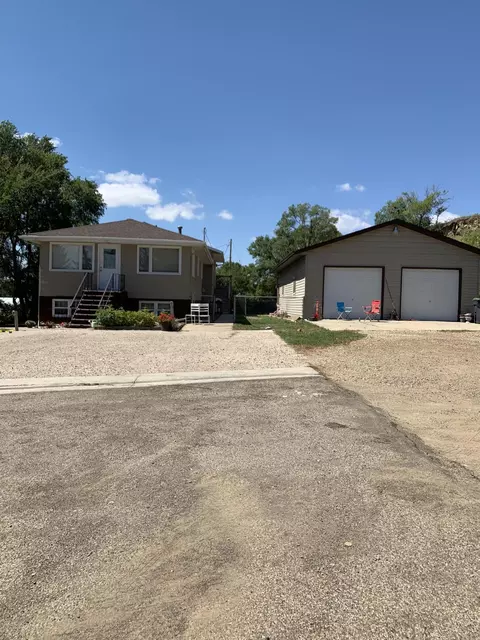 305 6th Ave NE, Mandan, ND 58554 photo 1