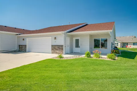 921 Baffin Loop, Bismarck, ND 58503 photo 1