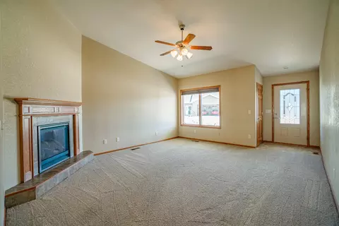 921 Baffin Loop, Bismarck, ND 58503 photo 2