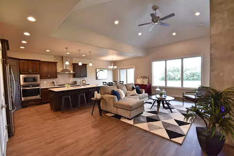 811 Colony Pt, Bismarck, ND 58503 photo 3