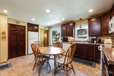 201 3rd St NW, Mandan, ND 58554 photo 5