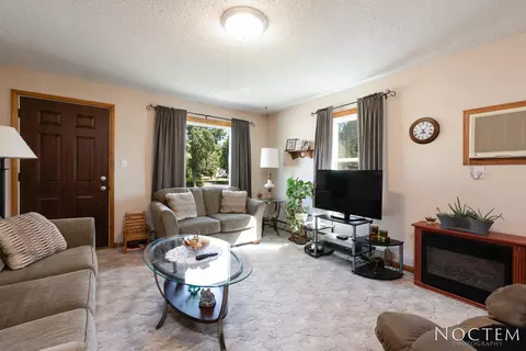 201 3rd St NW, Mandan, ND 58554 photo 4