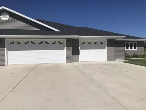 3405 Nebraska Dr, Bismarck, ND 58503 photo 2