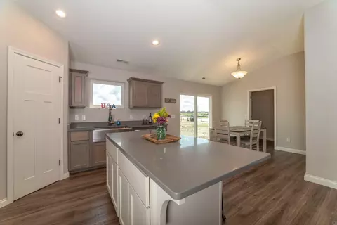 601 14th St SE, Mandan, ND 58554 photo 4