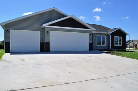 601 14th St SE, Mandan, ND 58554 photo 1
