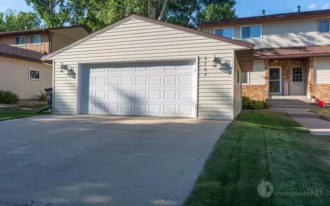 3721 Renee Dr, Bismarck, ND 58503 photo 1