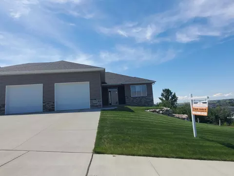 223 Cobblestone Loop SW, Mandan, ND 58554 photo 1